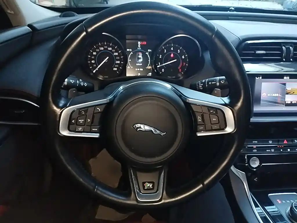 Jaguar XE — миниатюра 11