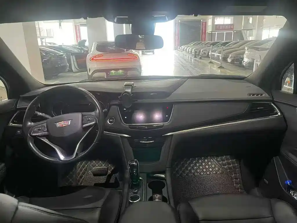 Cadillac XT6 2021 28T мест