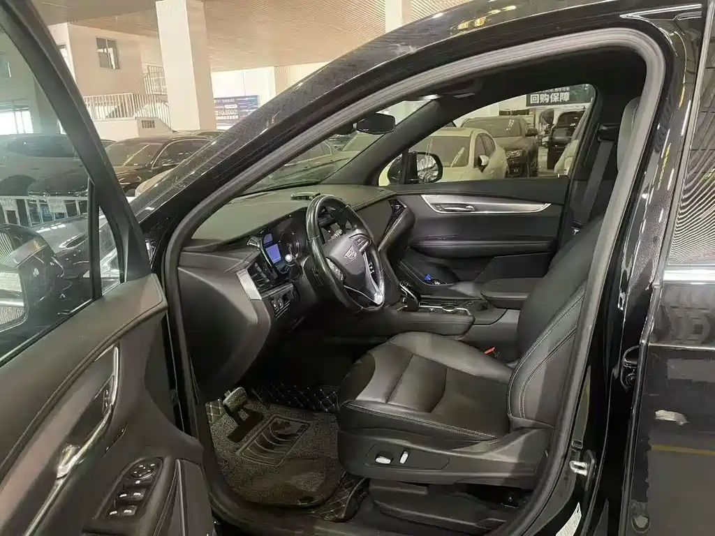 Cadillac XT6 2021 28T мест