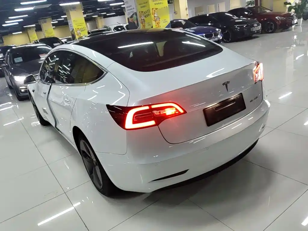 Tesla Model 3 — миниатюра 5