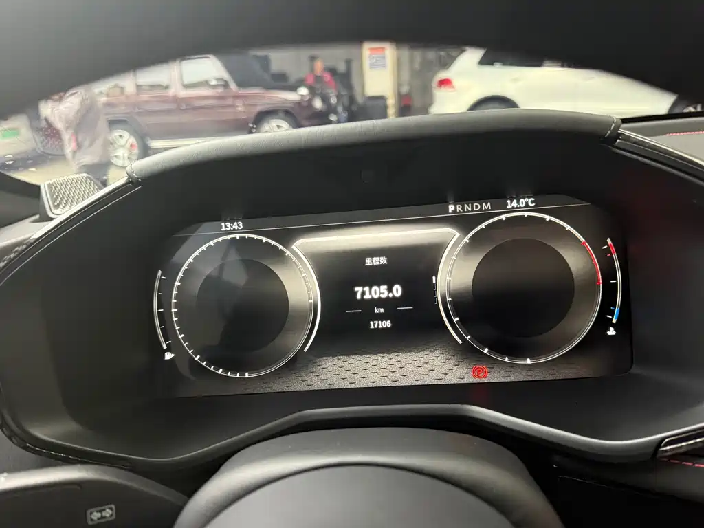 Aston Martin DBX — миниатюра 8