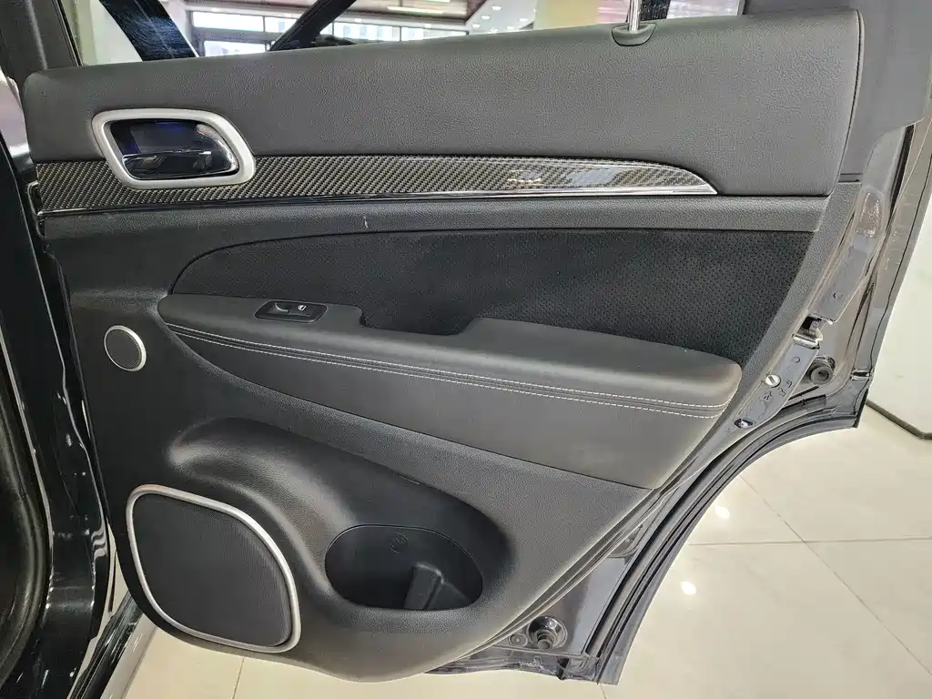Jeep Grand Cherokee SRT — миниатюра 14