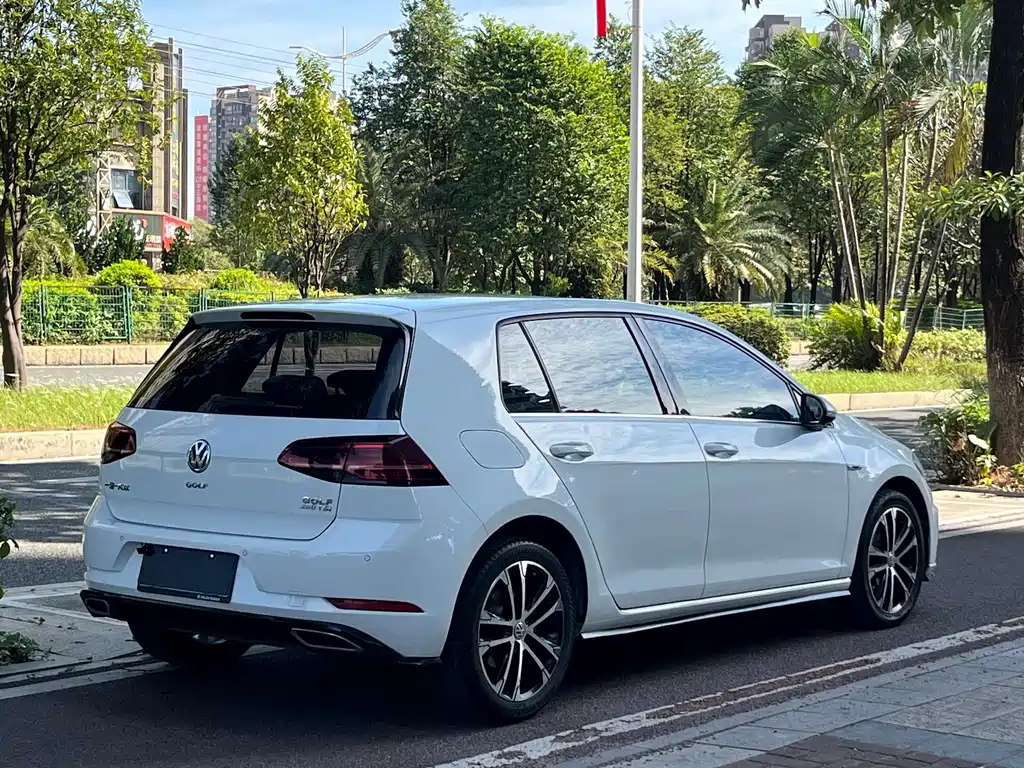 VOLKSWAGEN GOLF