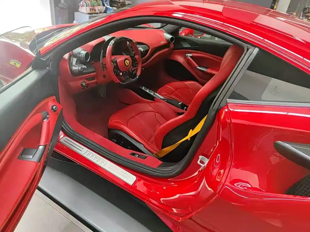 FERRARI F8