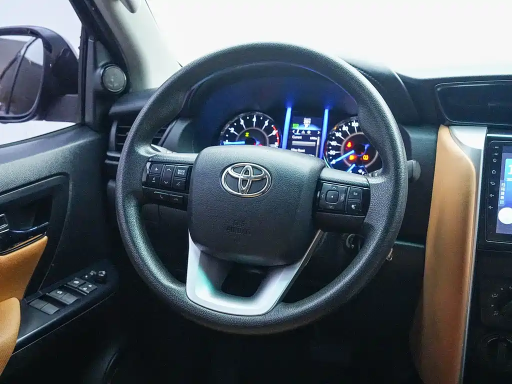 Toyota Fortuner — миниатюра 23