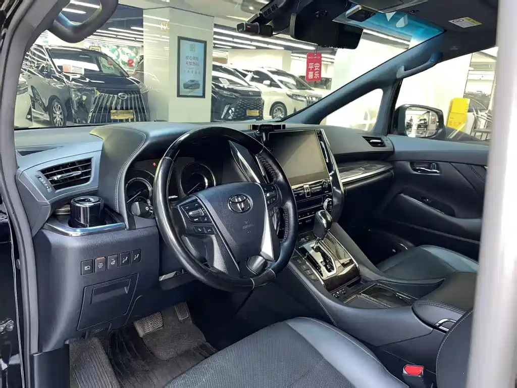 Toyota Vellfire - фото 12