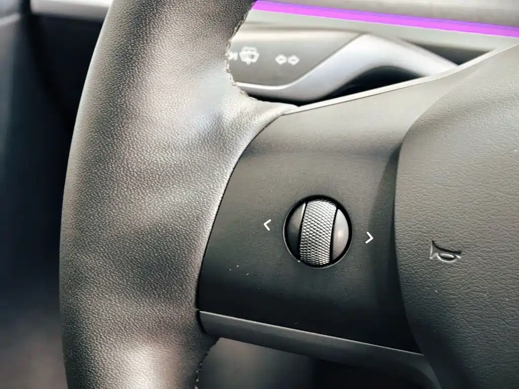 Tesla Model Y — миниатюра 15
