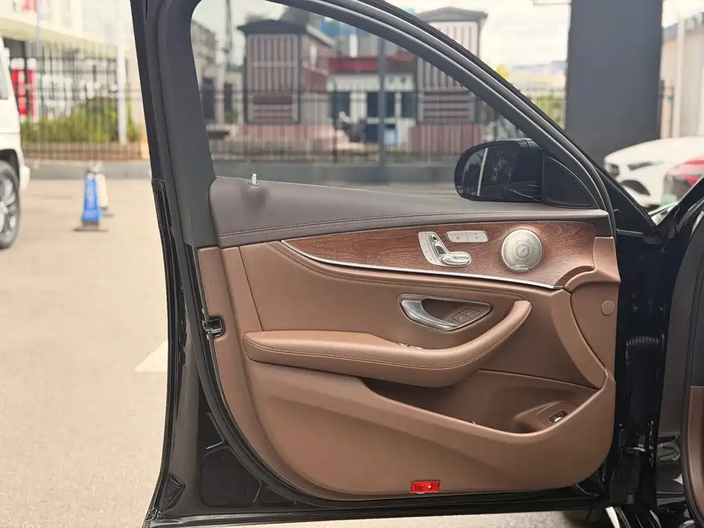 Mercedes-Benz E-Class — миниатюра 11