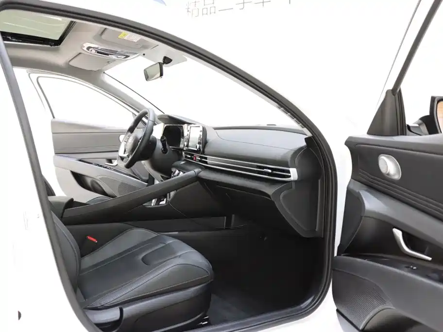 Hyundai Elantra — миниатюра 8