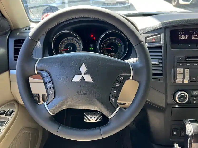 Mitsubishi Pajero (Import) — миниатюра 9