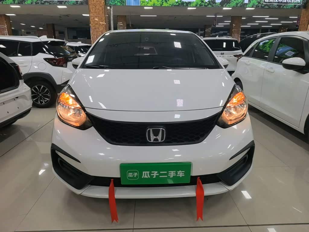 Honda Fit 1.5 л 2023 г. Белый, пробег 26500 км