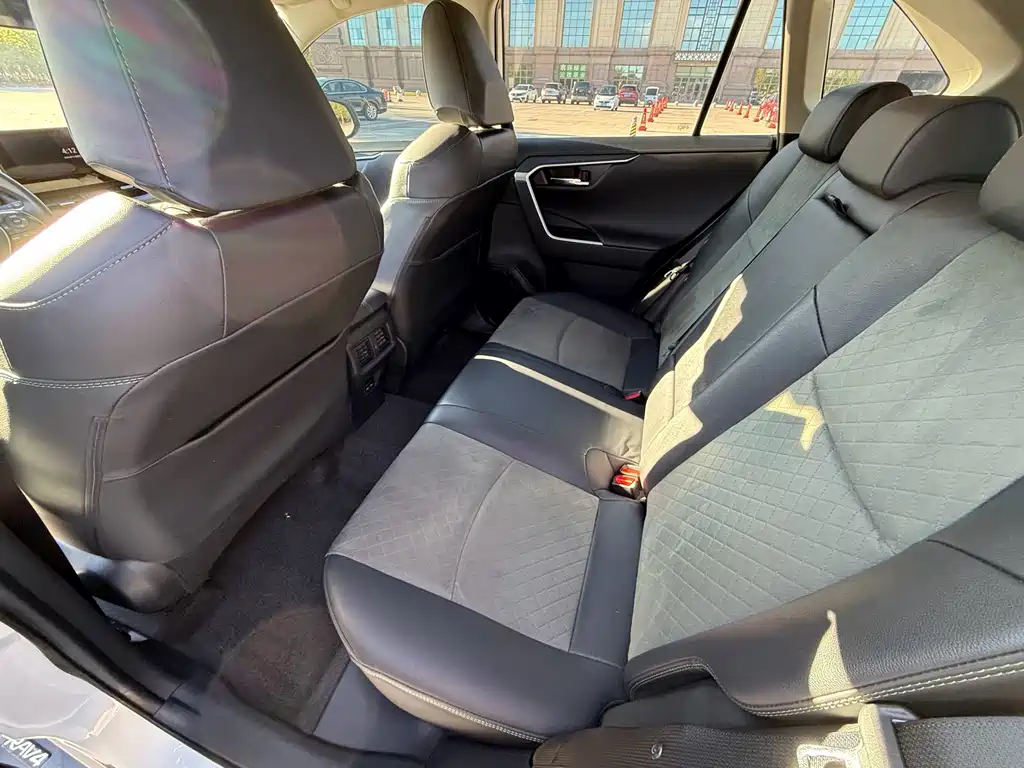Toyota RAV4 — миниатюра 5