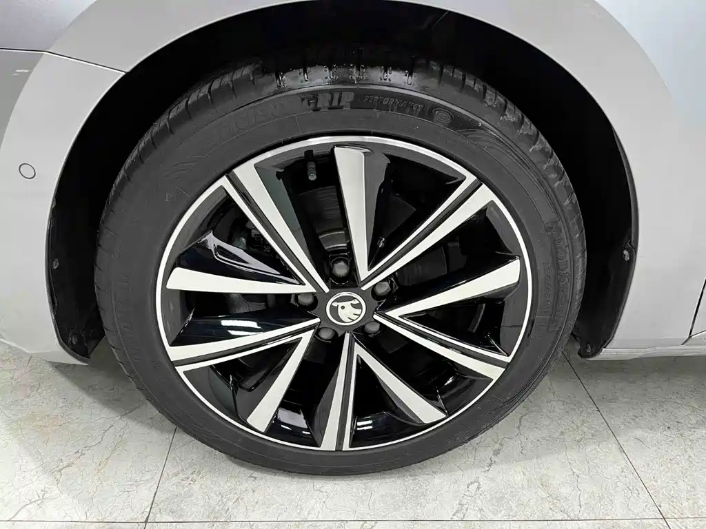 Skoda Superb 2023 — фото 25