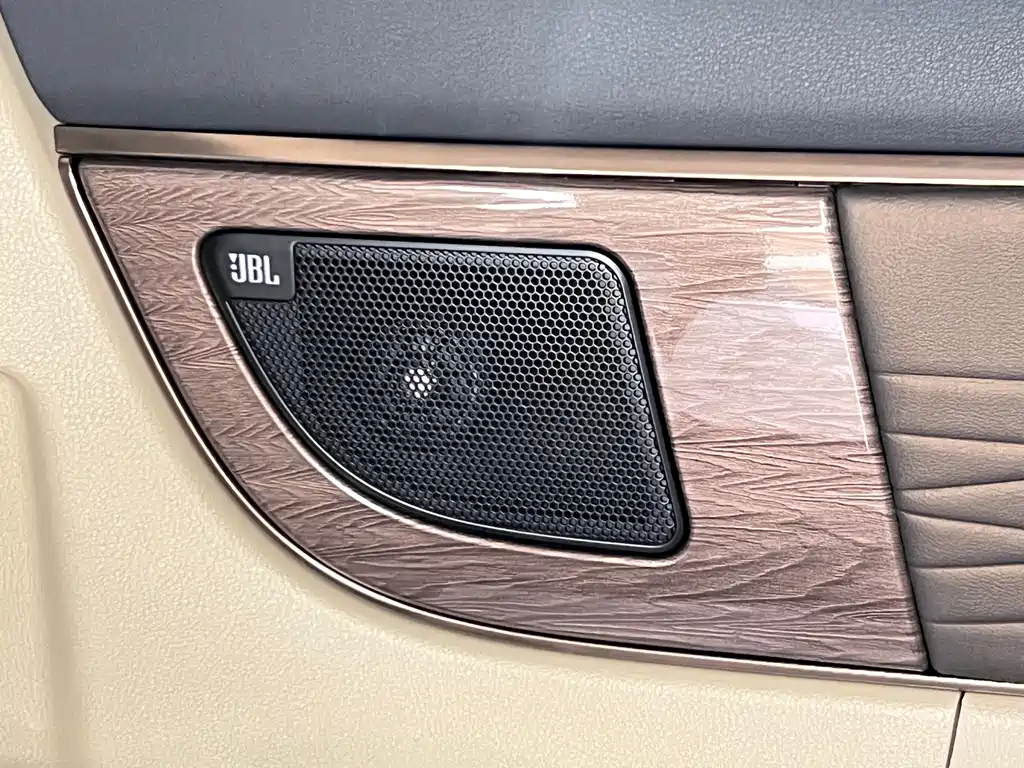 Toyota Alphard — миниатюра 27