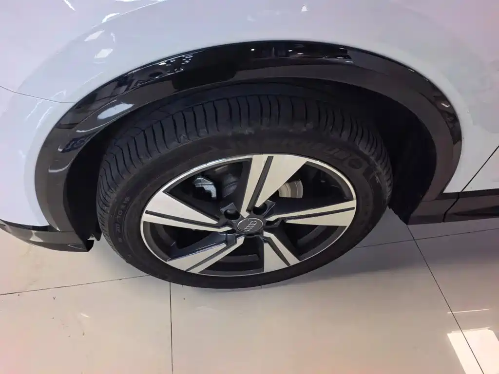 Audi Q2L — миниатюра 2
