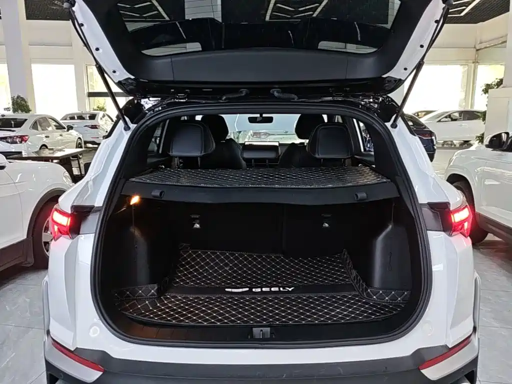 Geely Binyue — миниатюра 19