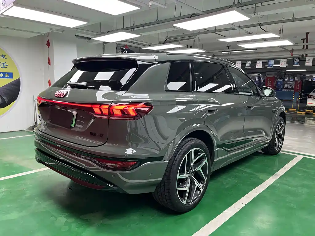 AUDI Q6L E TRON
