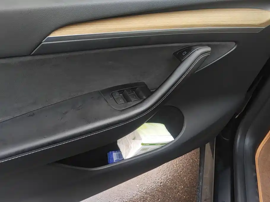Tesla Model Y — миниатюра 7
