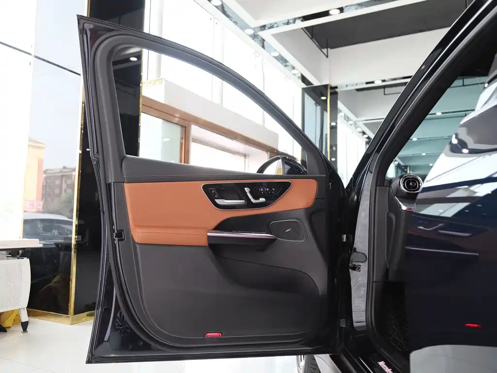 Mercedes-Benz GLC 2023 GLC 260 L 4MATIC Luxury 5 мест