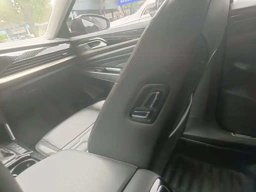 Volkswagen Passat PHEV — миниатюра 9