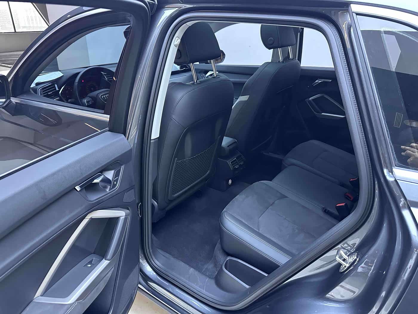 Audi Q3 1.4 л 2022 г. Серебристо-серый, пробег 17000 км