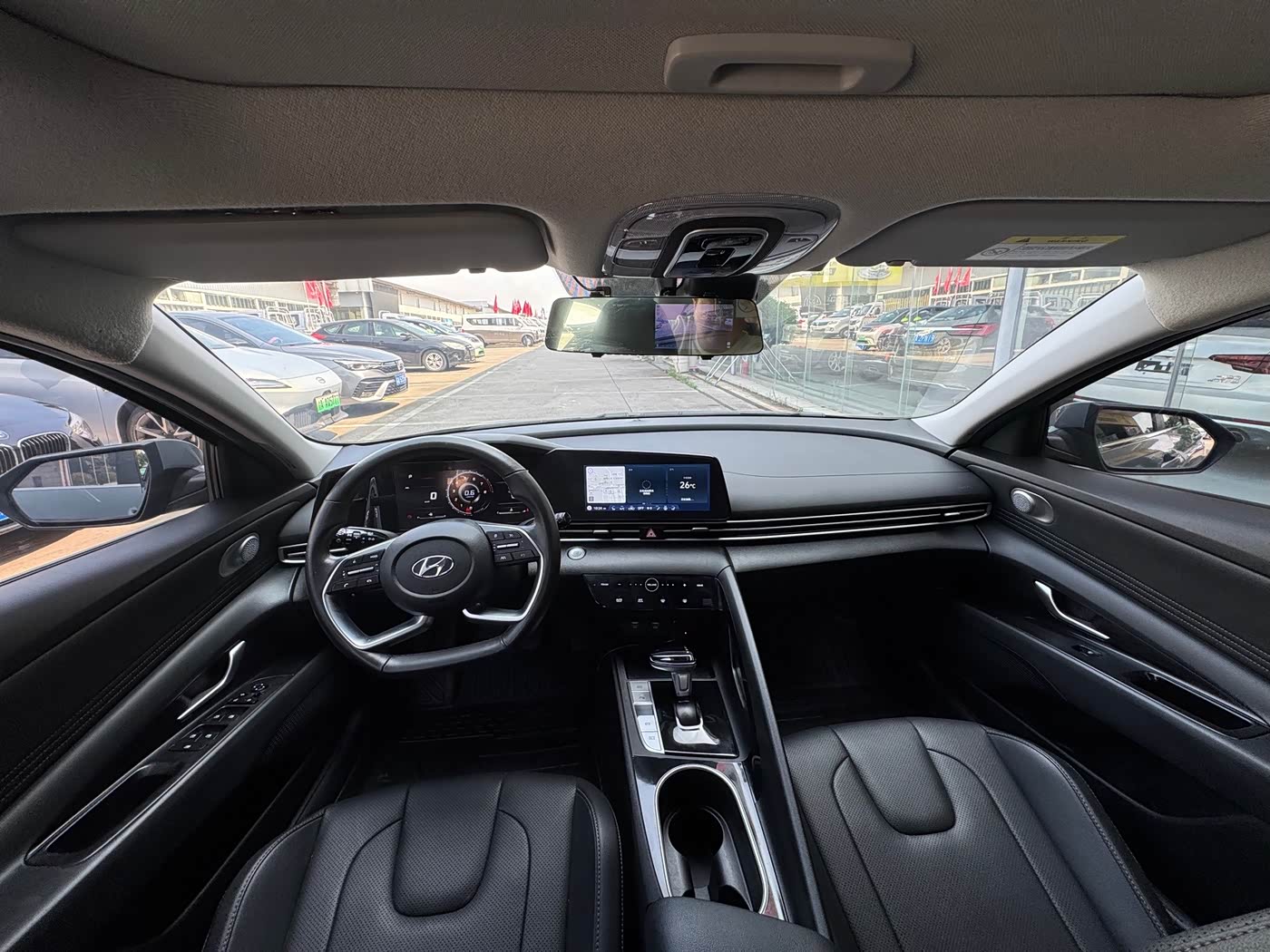 Hyundai Elantra 1.5 л 2021 г. Серебристо-серый, пробег 43000 км