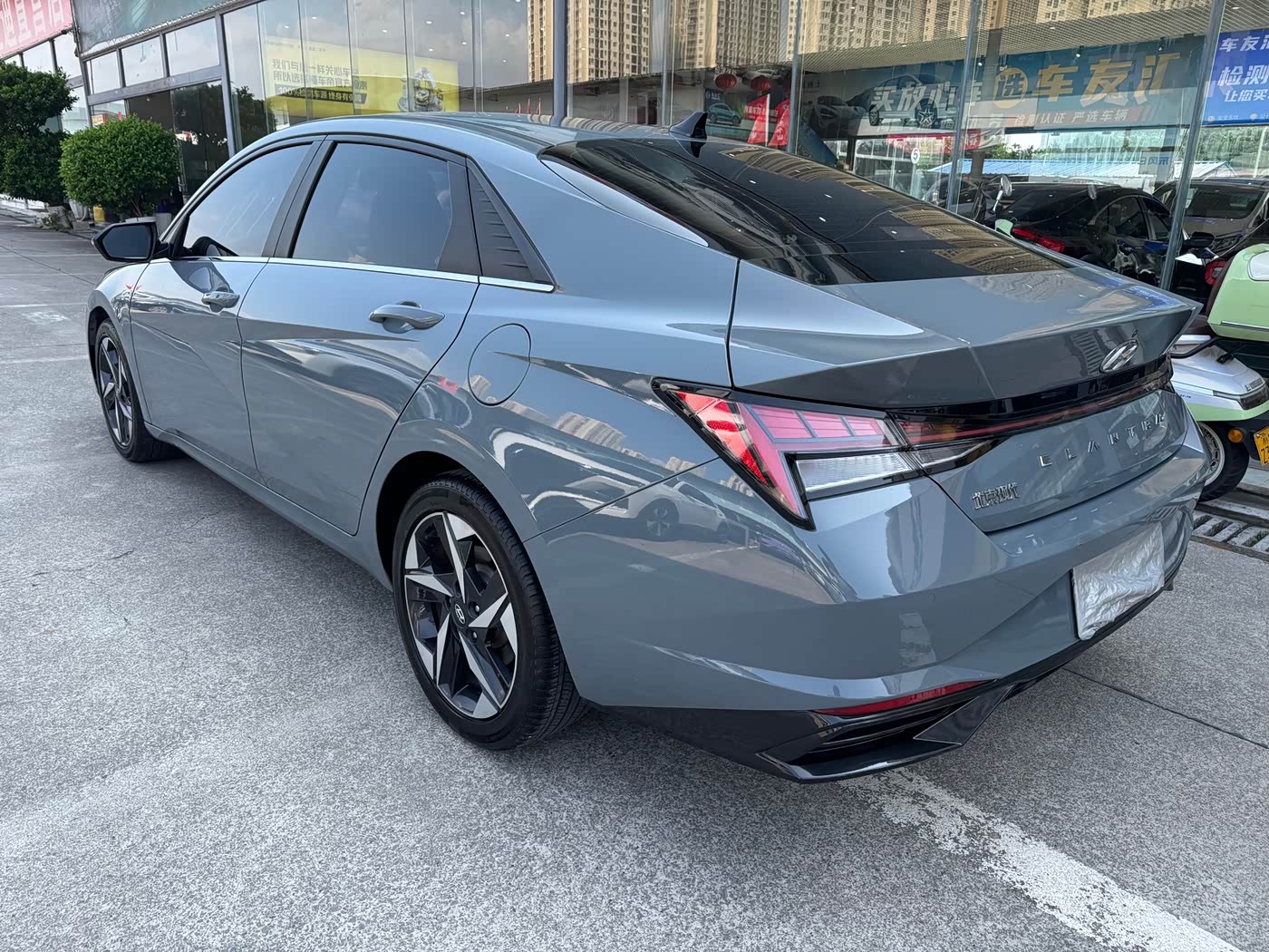 Hyundai Elantra 1.5 л 2021 г. Серебристо-серый, пробег 43000 км