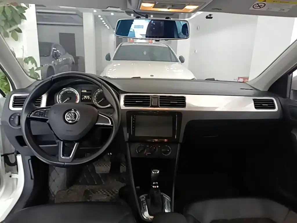 Skoda Rapid — миниатюра 10