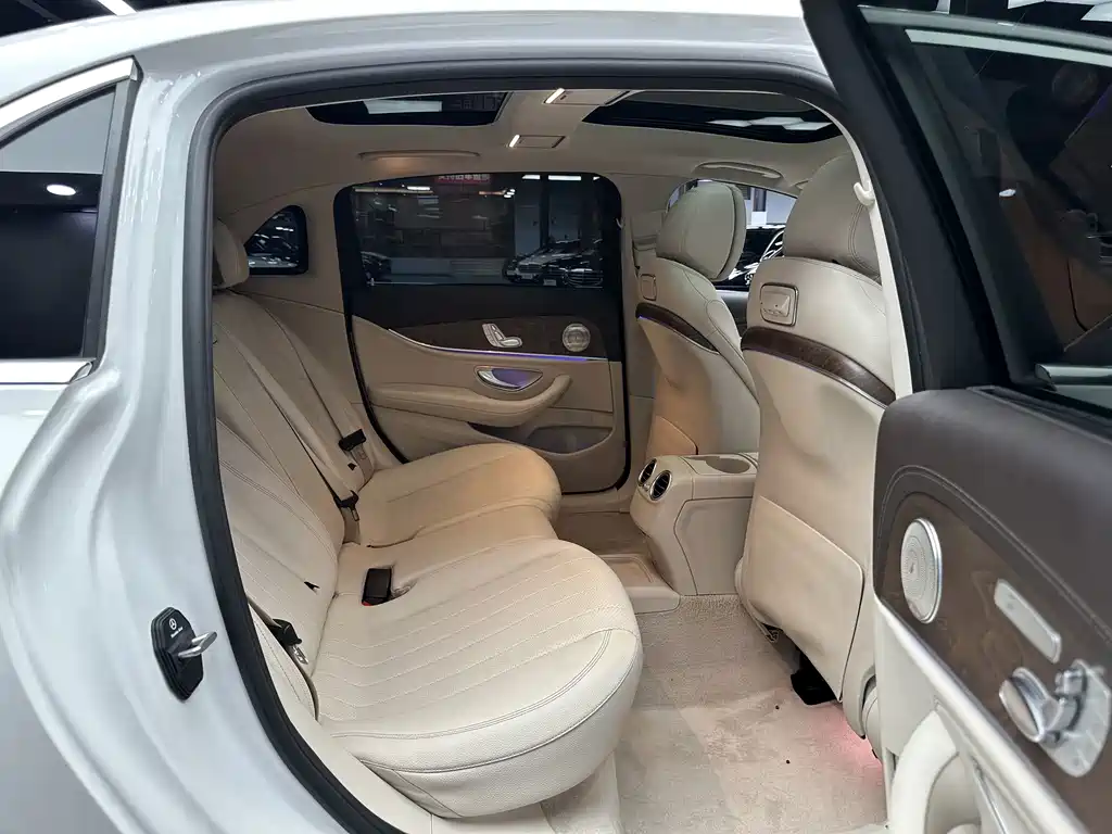 Mercedes-Benz E-Class — миниатюра 7
