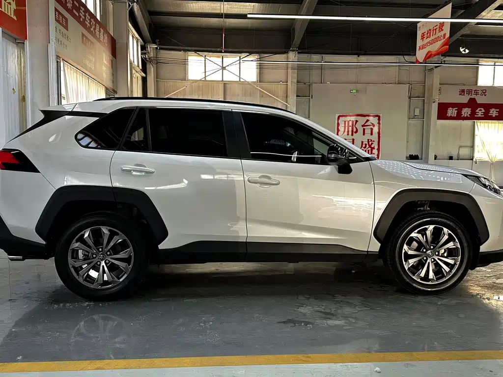 Toyota RAV4 2023 2.0L CVT Plus