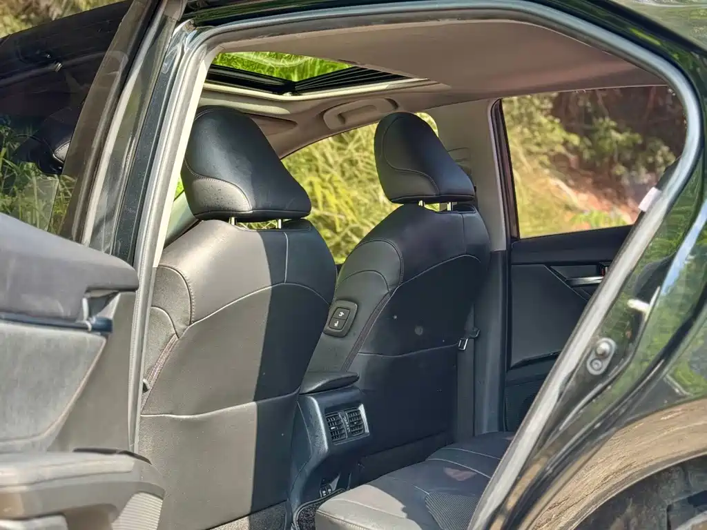 Toyota Camry — миниатюра 8