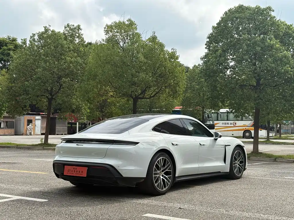 Porsche Taycan — миниатюра 7