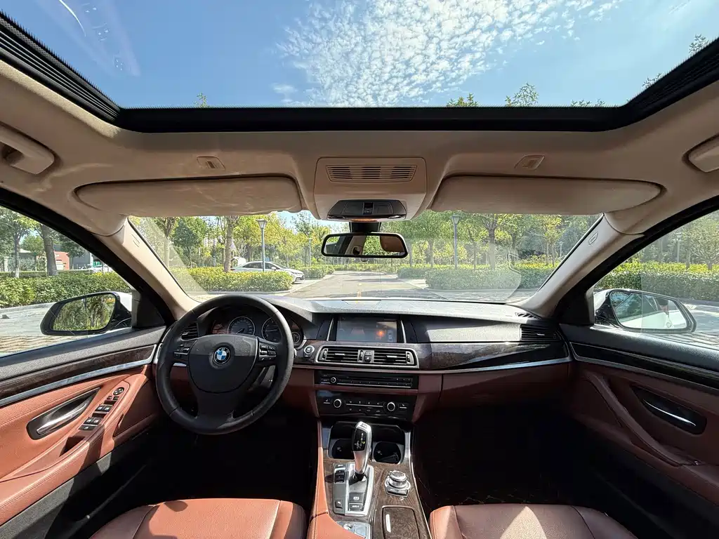 BMW 5 Series — миниатюра 9