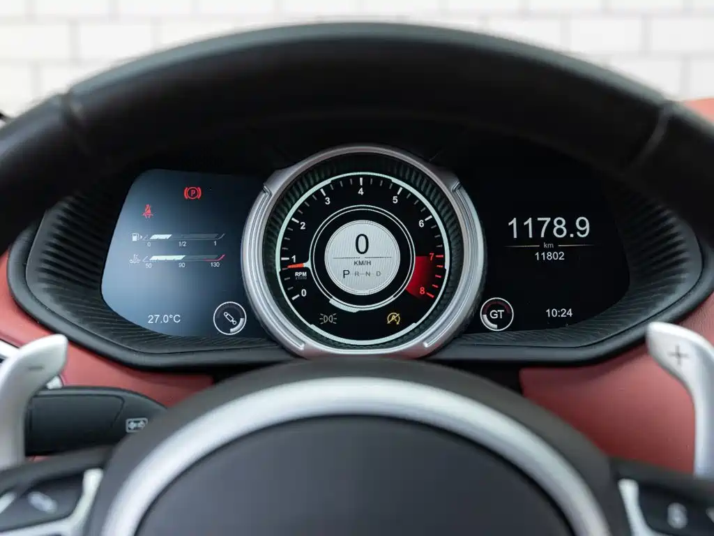 Aston Martin DB11 — миниатюра 12