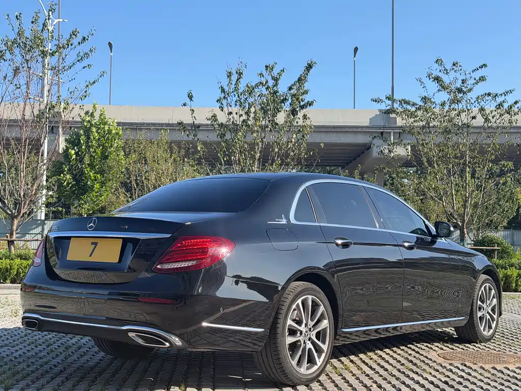 Mercedes-Benz E-Class — миниатюра 6