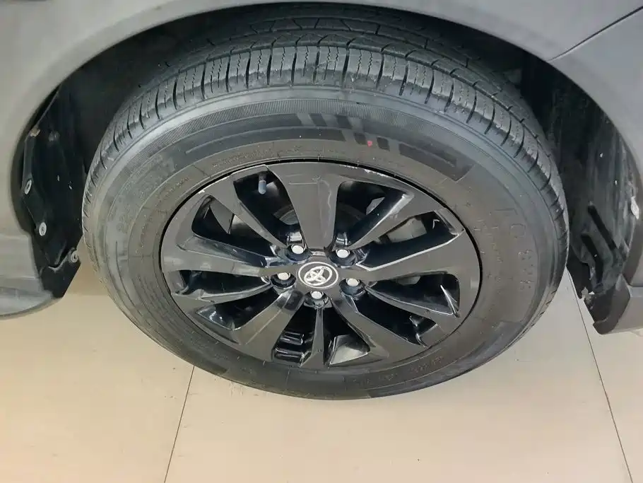 Toyota RAV4 — миниатюра 6