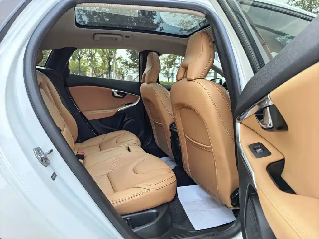 Volvo V40 — миниатюра 11