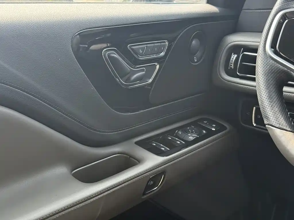 Lincoln Aviator — миниатюра 23
