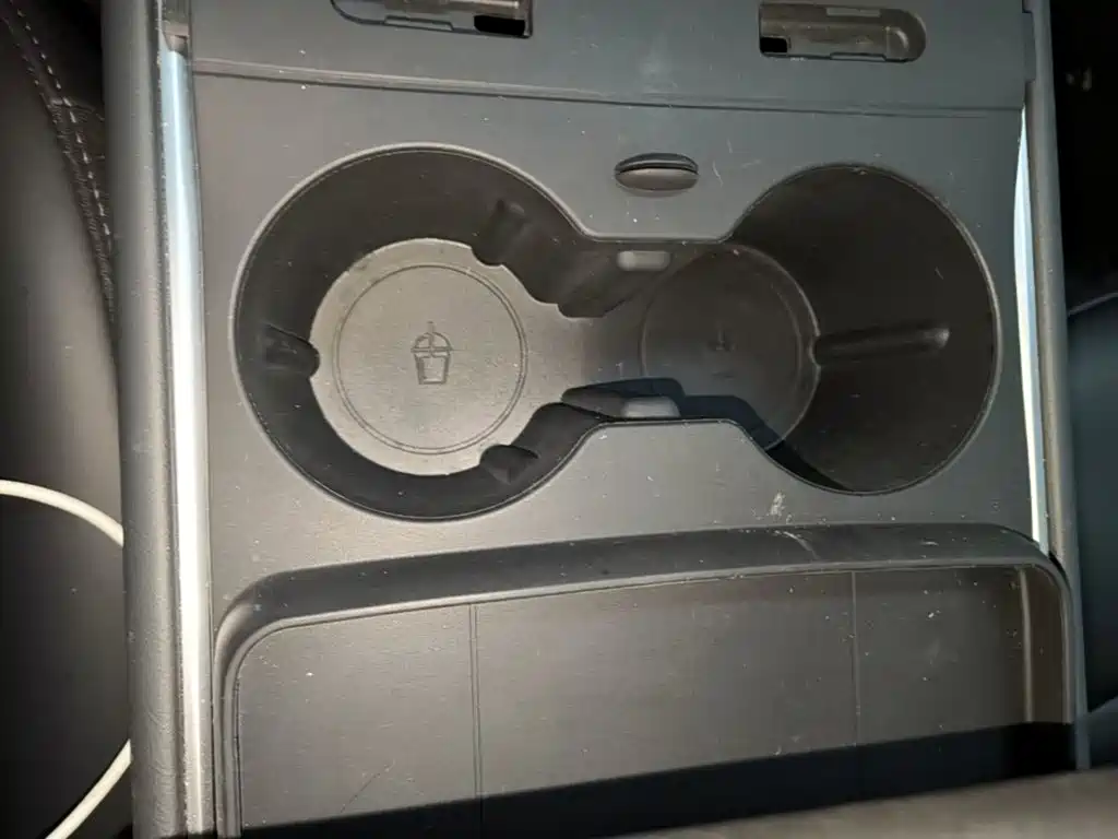 Tesla Model Y — миниатюра 9