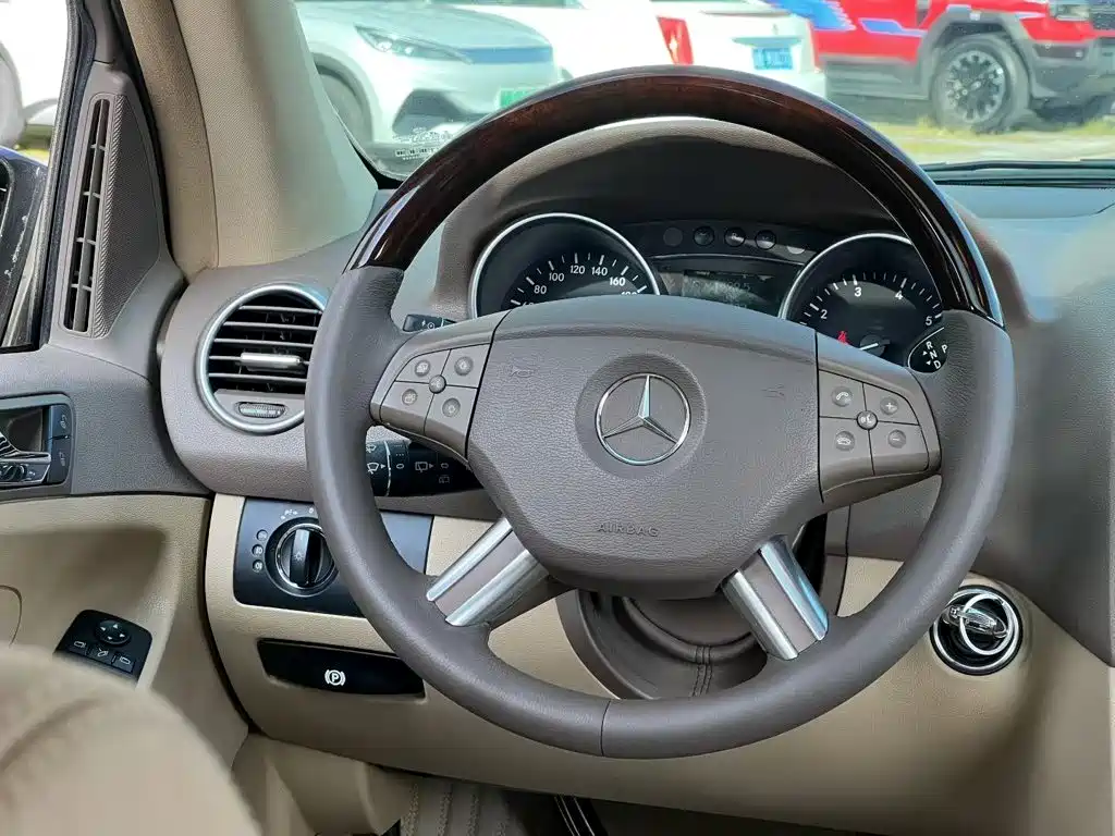 Mercedes-Benz M-Class — миниатюра 8