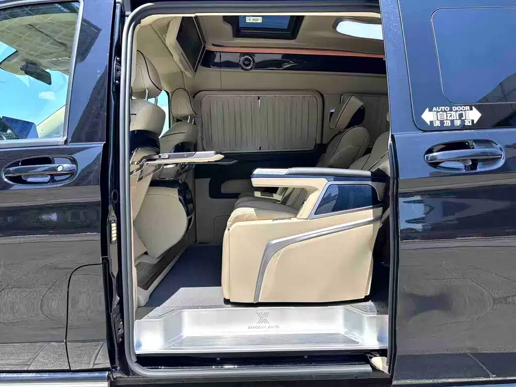 Mercedes-Benz Vito 2023 2.0T 7 мест