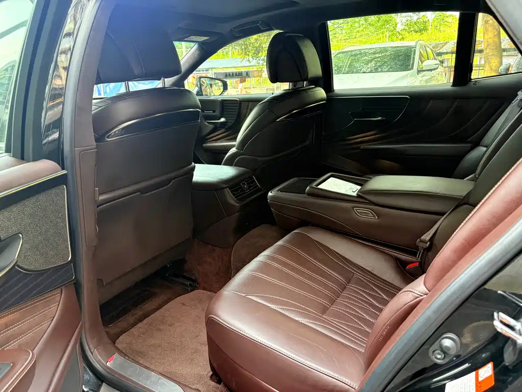 Lexus LS — миниатюра 5