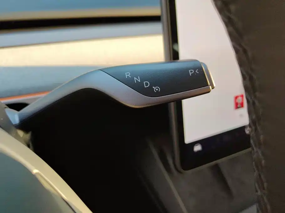 Tesla Model Y — миниатюра 16