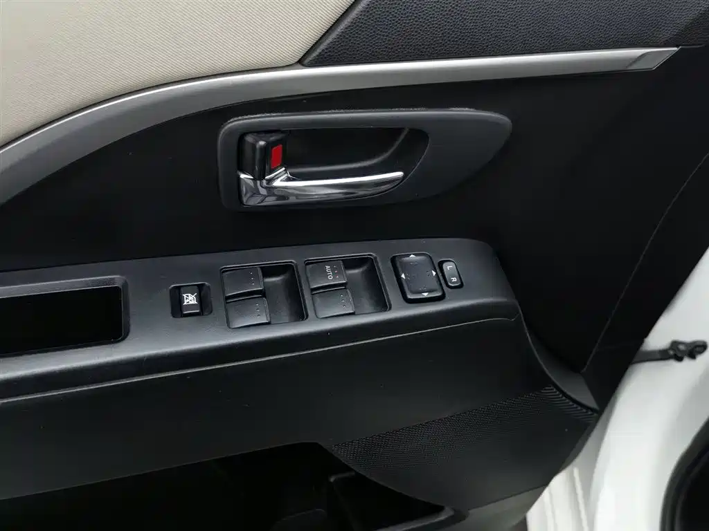 Mazda 5 2013 2.0L AT Luxury