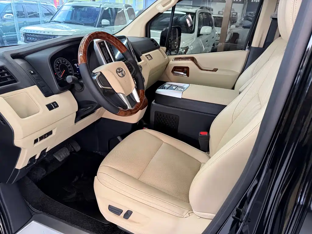 Toyota HiAce 2025 3.5L