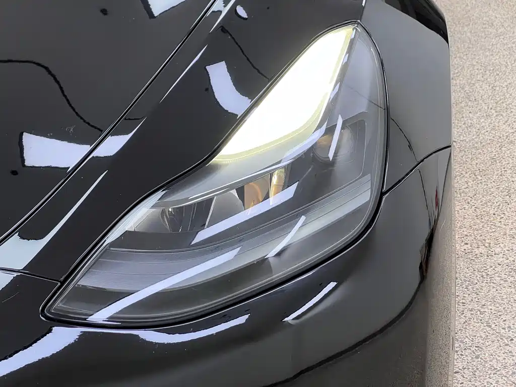 Tesla Model Y — миниатюра 8