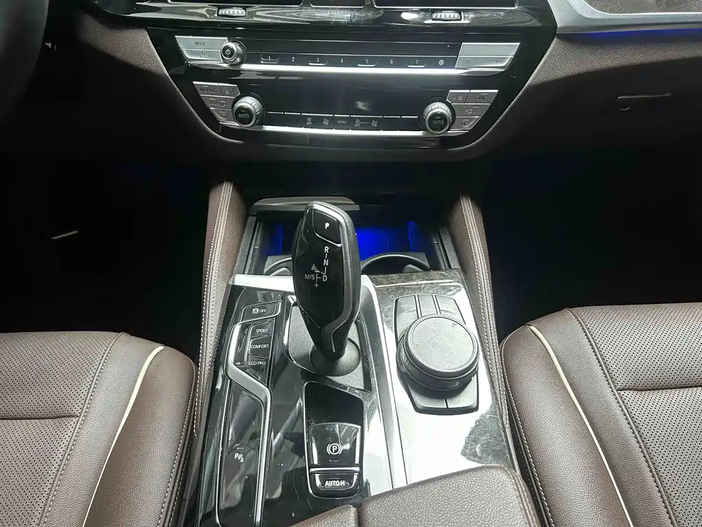 BMW 5 Series — миниатюра 7