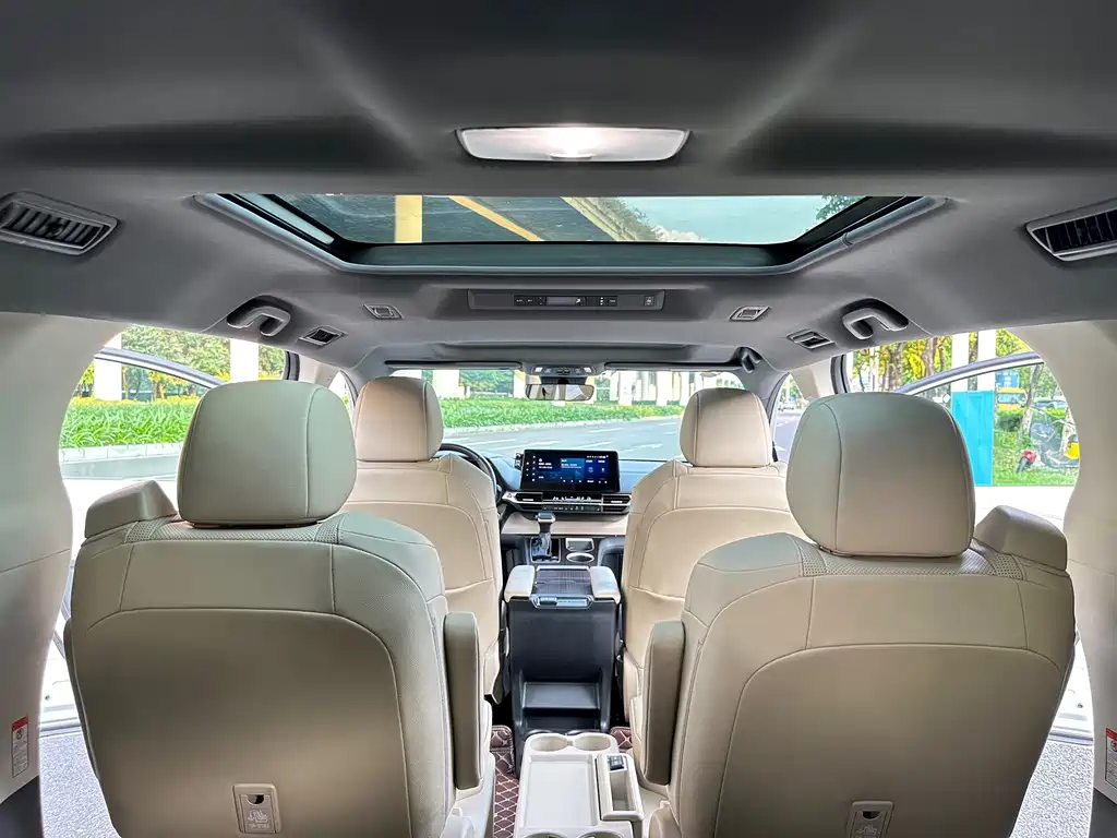 Toyota Granvia — миниатюра 17