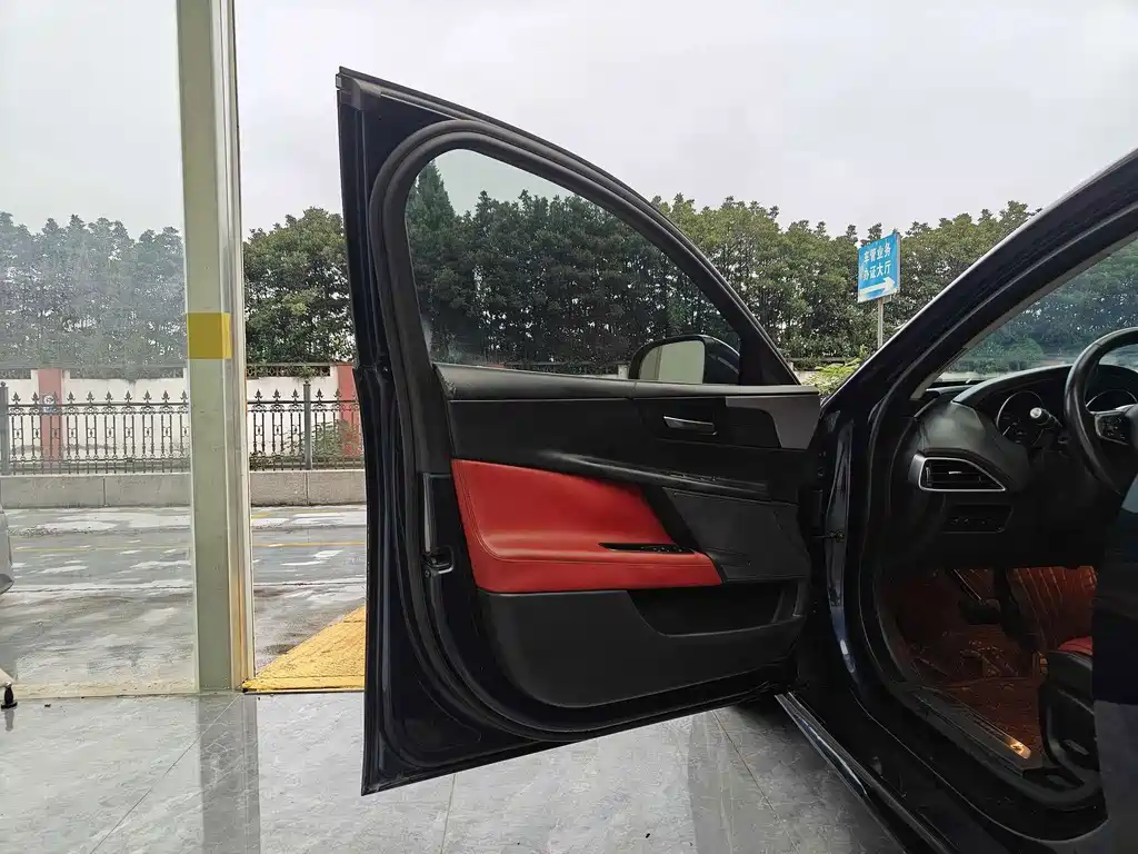 Jaguar XE — миниатюра 8