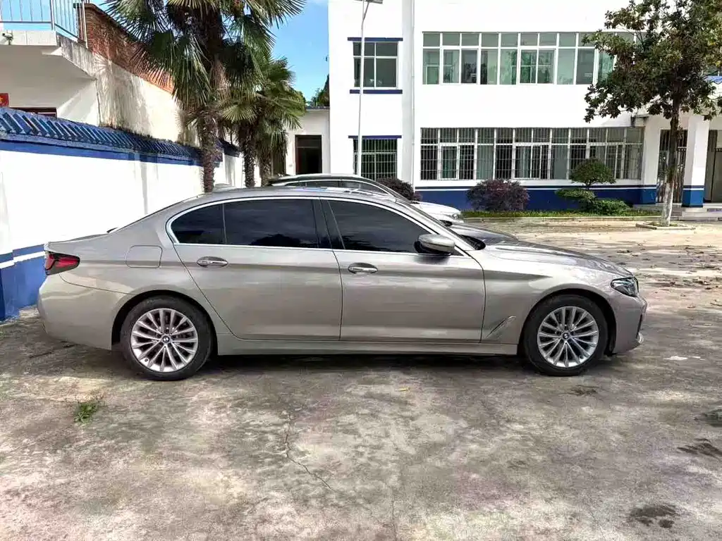 BMW 5 Series — миниатюра 4